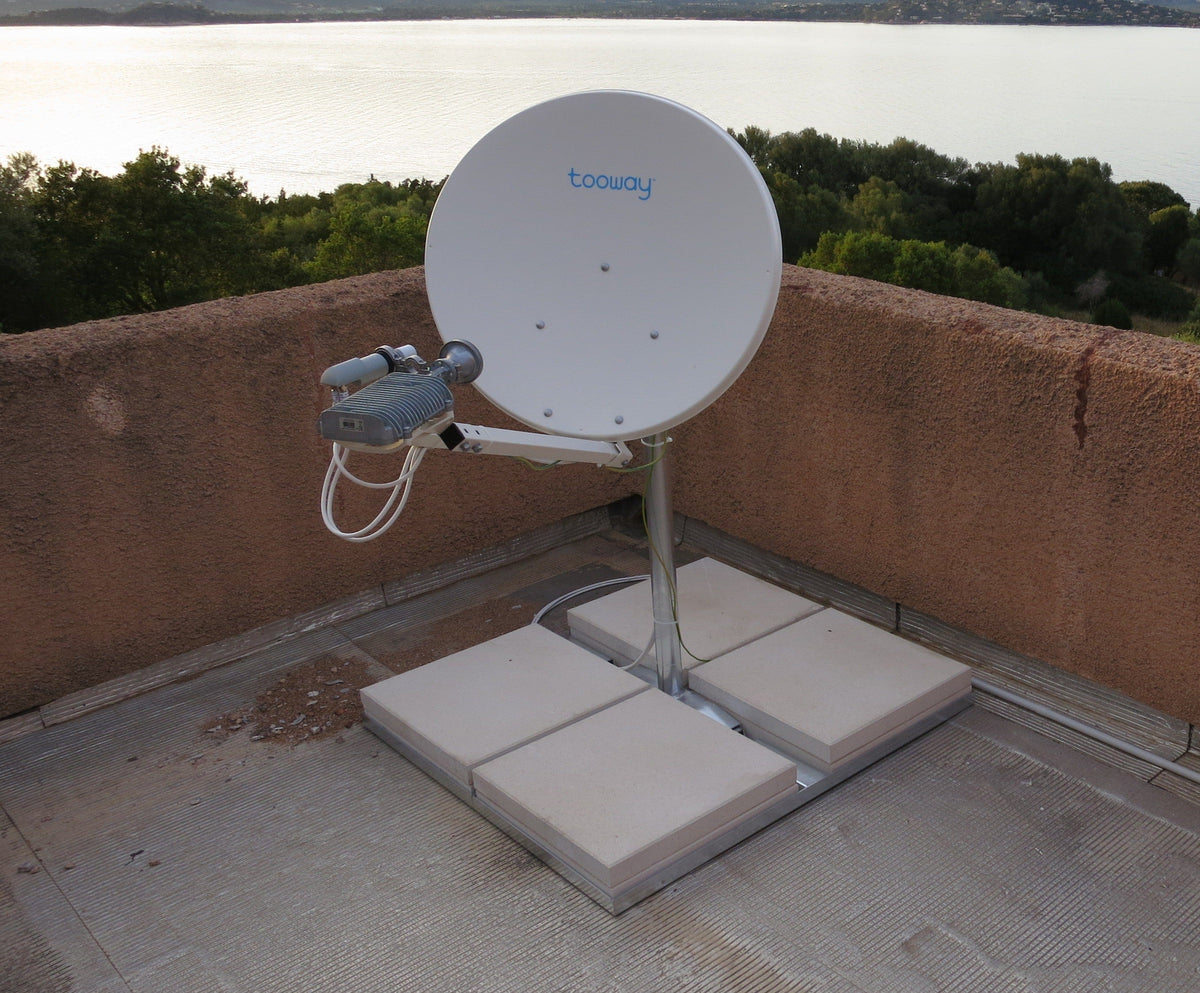 ASSAT Goliat Terrassenständer SKU 32456 mit Tooway Satellitenantenne auf Flachdach in Korsika – ohne Bohren montiert