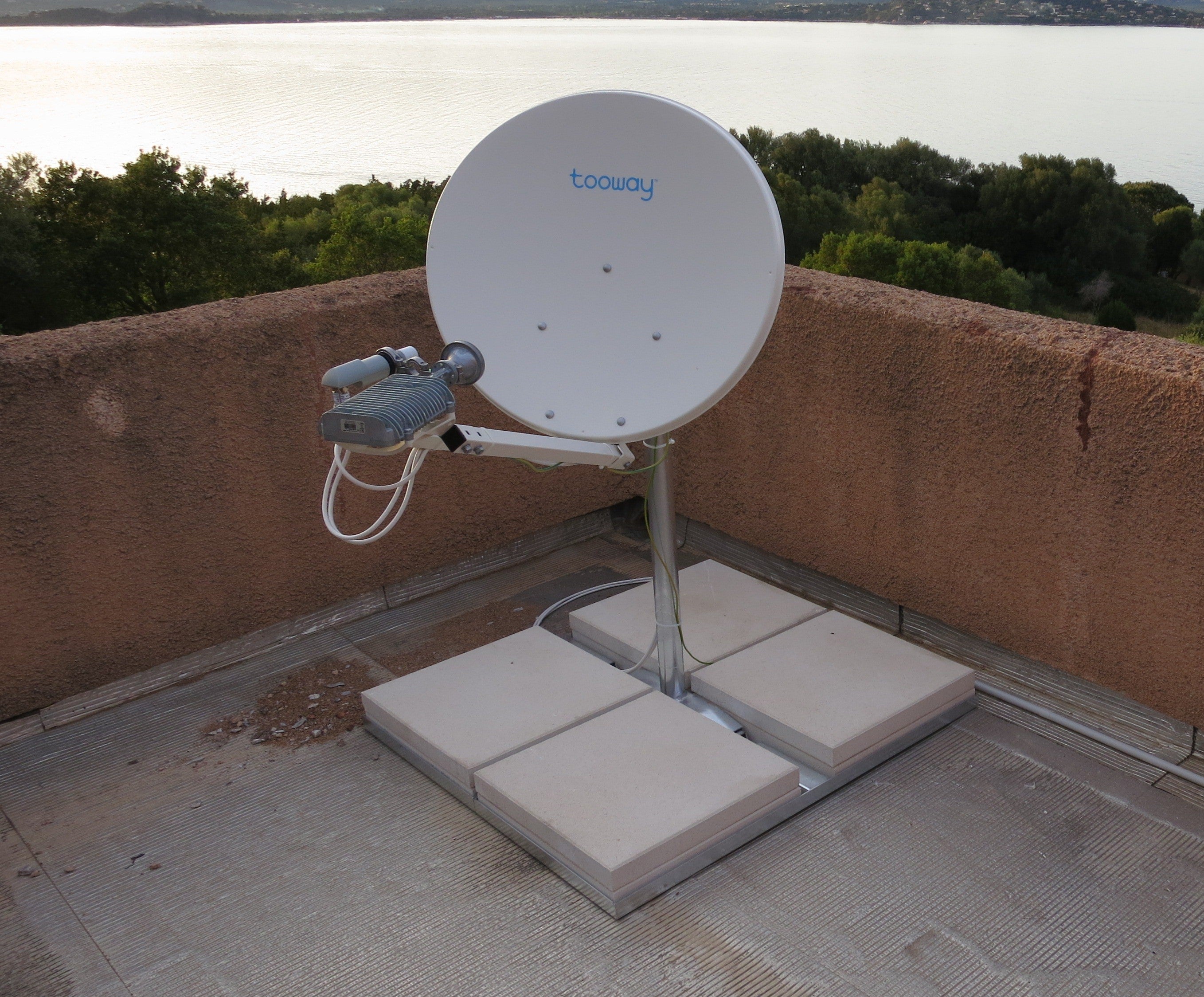ASSAT Goliat Terrassenständer SKU 32456 mit Tooway Satellitenantenne auf Flachdach in Korsika – ohne Bohren montiert