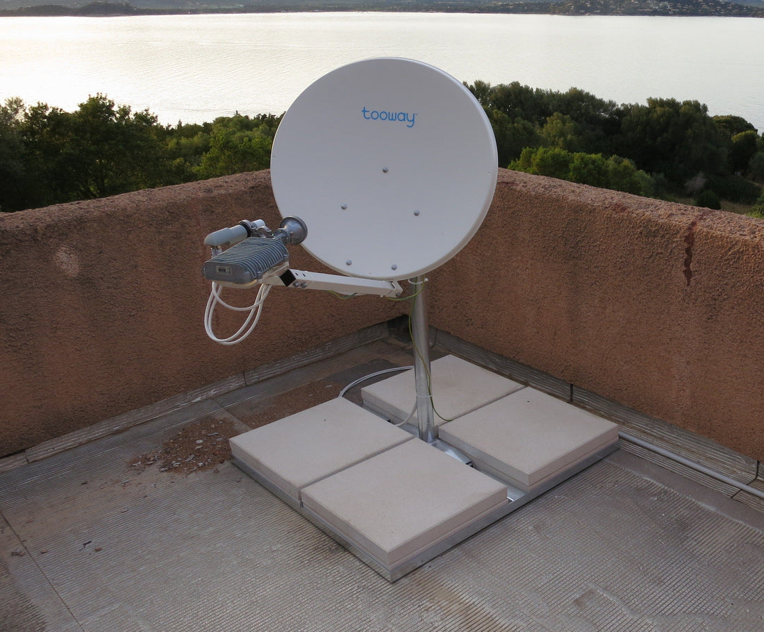 ASSAT Goliat Terrassenständer SKU 32456 mit Tooway Satellitenantenne auf Flachdach in Korsika – ohne Bohren montiert